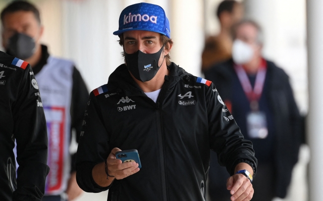 Alpine's Spanish driver Fernando Alonso arrives for a press conference during the second day of the Formula One (F1) pre-season testing at the Circuit de Barcelona-Catalunya in Montmelo, Barcelona province, on February 24, 2022. (Photo by LLUIS GENE / AFP)