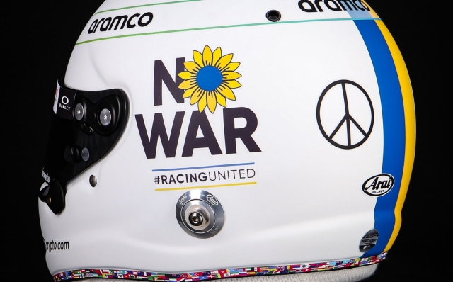 Il casco di Sebastian Vettel contro la guerra in Ucraina
