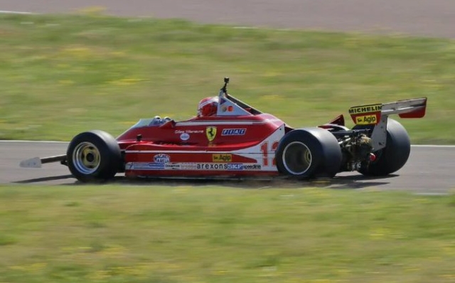 Leclerc con la Ferrari 312 T4 di Gilles Villeneuve a Fiorano