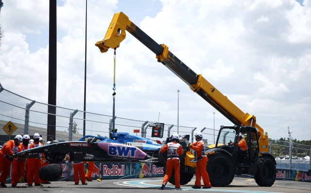 MIAMI, FLORIDA - MAY 07: The car of Esteban Ocon of France and Alpine F1 is removed from the track following a crash during final practice ahead of the F1 Grand Prix of Miami at the Miami International Autodrome on May 07, 2022 in Miami, Florida.   Jared C. Tilton/Getty Images/AFP == FOR NEWSPAPERS, INTERNET, TELCOS & TELEVISION USE ONLY ==