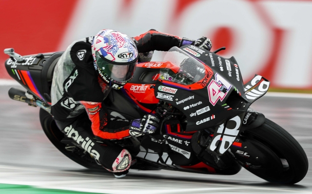 epa10031711 Spanish rider Aleix Espargaro of Aprilia Racing in action during the first free practice session of MotoGP at the TT circuit of Assen, Netherlands, 24 June 2022.  EPA/Vincent Jannink
