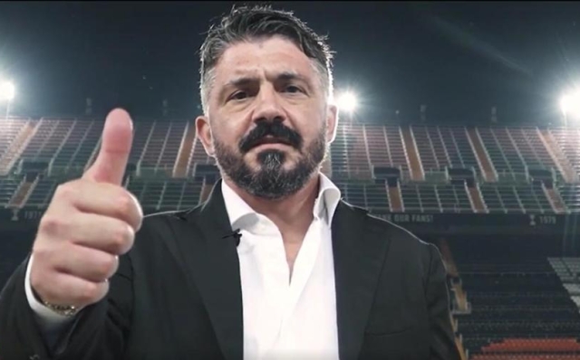 Rino Gattuso è il nuovo allenatore del Valencia. Il tecnico ha pubblicato anche un video messaggio in dialetto valenciano per presentarsi ai tifosi. L'ex Napoli e Milan prova così a chiudere le polemiche dei giorni scorsi, che avevano visto sui social numerosi supporters valenciani metterlo nel mirino per sue presunte frasi omofobe e razziste del passato