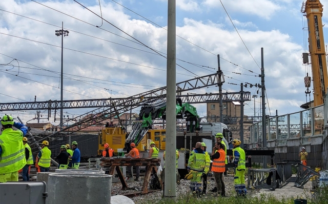 I mezzi per recuperare il treno merci deragliato tra Firenze e Bologna  nella stazione  Castello a Firenze, 20 aprile 2023. ANSA/ LEONARDO ROSELLI