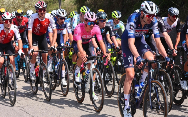 Soudal - Quick Step's Belgian rider Remco Evenepoel (C) wearing the overall leader's pink jersey cycles during the second stage of the Giro d'Italia 2023 cycling race, 202 km between Teramo and San Salvo, on May 7, 2023. (Photo by Luca Bettini / AFP)