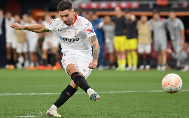 Gonzalo Montiel calcia il rigore vincente nella finale di Europa League 2023 Siviglia-Roma. Getty