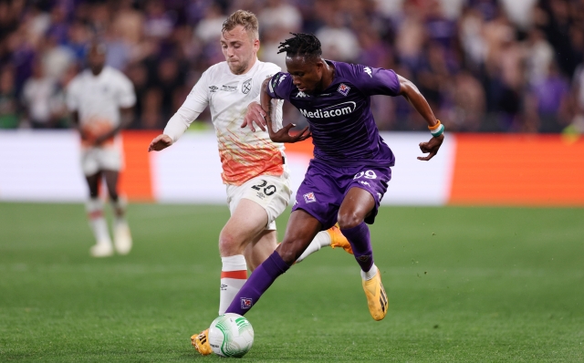 PRAGUE, CZECH REPUBLIC - JUNE 07: Cristian Kouame of ACF Fiorentina is put under pressure by Jarrod Bowen of West Ham United during the UEFA Europa Conference League 2022/23 final match between ACF Fiorentina and West Ham United FC at Eden Arena on June 07, 2023 in Prague, Czech Republic. (Photo by Richard Heathcote/Getty Images)