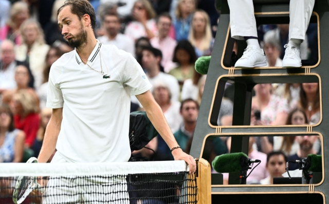 Russia's Daniil Medvedev reacts as he plays against Spain's Carlos Alcaraz during their men's singles semi-finals tennis match on the twelfth day of the 2023 Wimbledon Championships at The All England Lawn Tennis Club in Wimbledon, southwest London, on July 14, 2023. (Photo by SEBASTIEN BOZON / AFP) / RESTRICTED TO EDITORIAL USE