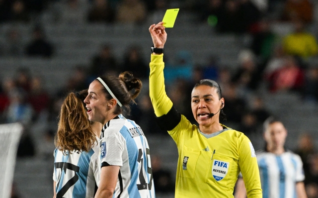 Argentina's forward #19 Mariana Larroquette (c) receives a yellow card from Referee Melissa Borjas of Honduras during the Australia and New Zealand 2023 Women's World Cup Group G football match between Italy and Argentina at Eden Park in Auckland on July 24, 2023. (Photo by Saeed KHAN / AFP)
