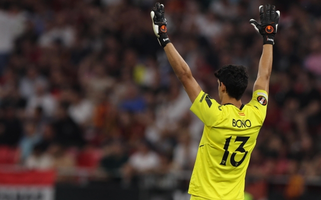 epa10665647 Sevilla goalkeeper Bono gestures during the UEFA Europa League final between Seviila FC and AS Roma, in Budapest, Hungary, 31 May 2023.  EPA/ANNA SZILAGYI