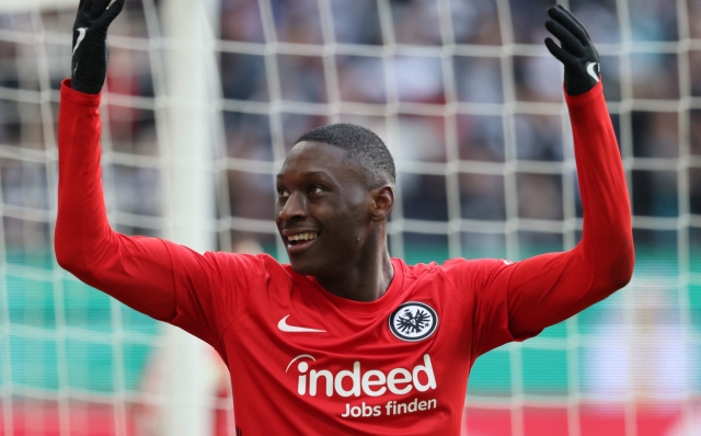 Frankfurt's French forward Randal Kolo Muani celebrates scoring the 2-0 goal with his team-mates during the German Cup (DFB Pokal) quarter-final football match Eintracht Frankfurt v Union Berlin in Frankfurt, western Germany on April 4, 2023. (Photo by Daniel ROLAND / AFP) / DFB REGULATIONS PROHIBIT ANY USE OF PHOTOGRAPHS AS IMAGE SEQUENCES AND QUASI-VIDEO.