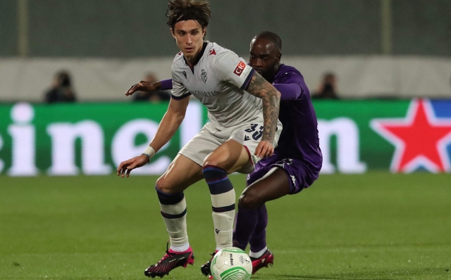 FC Basel's Italian defender Riccardo Calafiori (L) challenges Fiorentina's French forward Jonathan Ikone during the UEFA Conference League semi-final first leg football match between Fiorentina and Basel on May 11, 2023 at the Artemio-Franchi stadium in Florence. (Photo by Massimo Benvenuti / AFP)