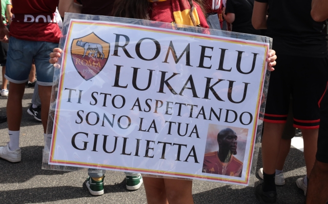 Tifosi della Roma in attesa dell'arrivo all'Aeroporto di Ciampino di Romelu Lukaku, Roma, 29 Agosto 2023. ANSA/TELENEWS