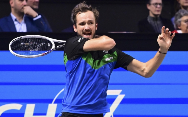 epa10947426 Daniil Medvedev of Russia in action against Jannik Sinner of Italy during their final match at the Erste Bank Open ATP tennis tournament in Vienna, Austria, 29 October 2023.  EPA/CHRISTIAN BRUNA