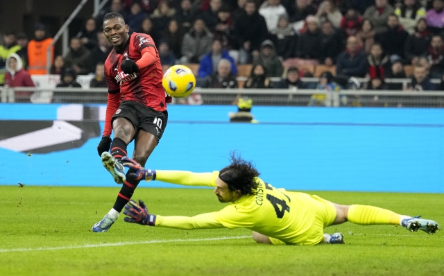 AC Milan's Rafael Leao attempts a shot at goal past Sassuolo's goalkeeper Andrea Consigli during the Serie A soccer match between AC Milan and Sassuolo at the San Siro stadium, in Milan, Italy, Saturday, Dec. 30, 2023. (AP Photo/Antonio Calanni)