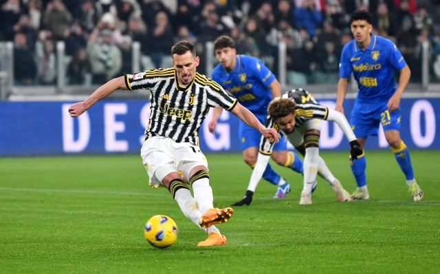 TURIN, ITALY - JANUARY 11: Arkadiusz Milik of Juventus scores his team's first goal from the penalty spot during the Coppa Italia quarter final match between Juventus FC and Frosinone Calcio at Allianz Stadium on January 11, 2024 in Turin, Italy. (Photo by Valerio Pennicino/Getty Images)