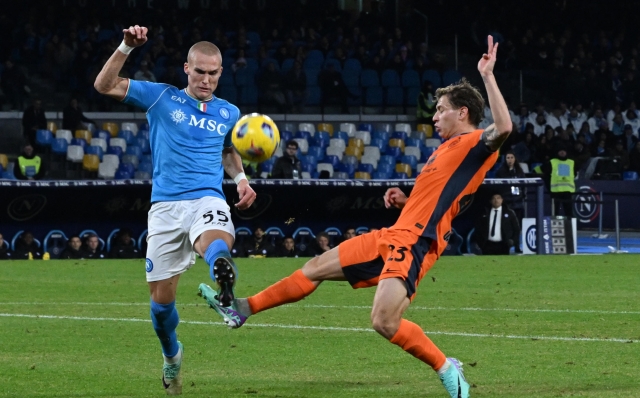 Napoli?s defender Leo Ostigard  (L) and  Inter?s midfielder Nicolo? Barella   in action during the Italian Serie A soccer match SSC Napoli and FC Inter  at ' Diego Armando Maradona' stadium in Naples, Italy , 3 dicember 2023  ANSA / CIRO FUSCO