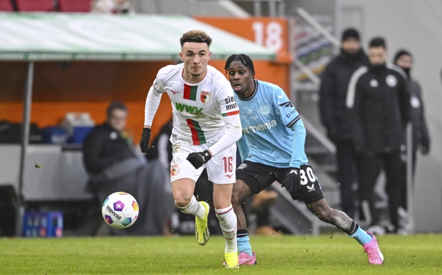 Augsburg's Ruben Vargas, foreground controls the ball from Leverkusen's Jeremie Frimpong, during the German Bundesliga soccer match between FC Augsburg and Bayer Leverkusen, at WWK Arena, in Augsburg, Germany, Saturday, Jan. 13, 2024. (Harry Langer/dpa via AP)