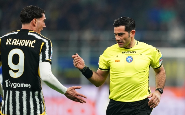 Foto Spada/LaPresse 04 Febbraio 2024 Milano (Italia) sport, calcio - Inter vs Juventus - Campionato italiano di calcio Serie A TIM 2023/2024 - Stadio San Siro. Nella foto: arbitro Fabio Maresca, Dusan Vlahovic (Juventus FC);   February 04, 2024 Milan (Italy) sport, calcio - Inter vs Juventus - Italian Serie A Football Championship 2023/2024 - San Siro Stadium. In the pic: Fabio Maresca referee , Dusan Vlahovic (Juventus FC);