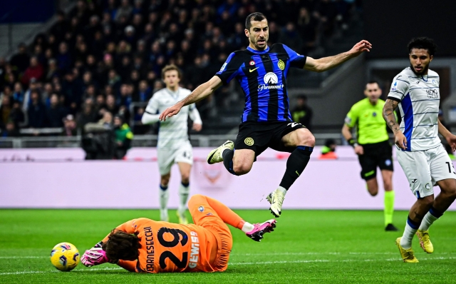 Inter Milan's Armenian midfielder #22 Henrikh Mkhitaryan (C) fights for the ball with Atalanta's Italian goalkeeper #29 Marco Carnesecchi during the Italian Serie A football match between Inter Milan and Atalanta in Milan, on February 28, 2024. (Photo by Piero CRUCIATTI / AFP)