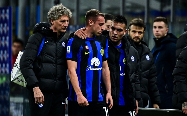 Inter Milan's Italian midfielder #16 Davide Frattesi (C) leaves the pitch after an injury  during the Italian Serie A football match between Inter Milan and Atalanta in Milan, on February 28, 2024. (Photo by Piero CRUCIATTI / AFP)