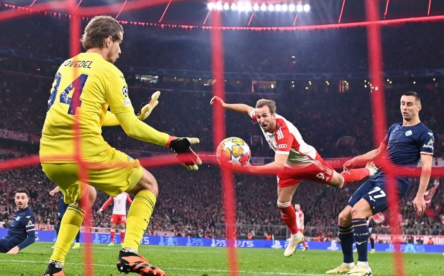 Bayern Munich's English forward #09 Harry Kane (C) scores the opening goal past Lazio's Italian goalkeeper #94 Ivan Provedel (L) during the UEFA Champions League round of 16, second-leg football match between FC Bayern Munich and Lazio in Munich, southern Germany on March 5, 2024. (Photo by Kirill KUDRYAVTSEV / AFP)