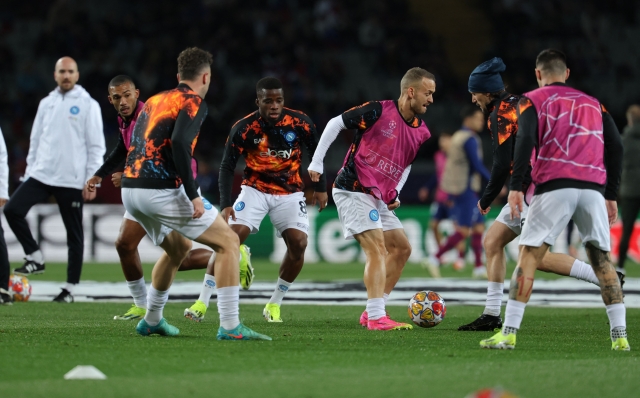 Napoli players warm up prior to the UEFA Champions League last 16 second leg football match between FC Barcelona and SSC Napoli at the Estadi Olimpic Lluis Companys in Barcelona on March 12, 2024. (Photo by LLUIS GENE / AFP)