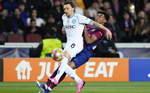 epa11217220 Barcelona's Lamine Yamal (R) duels for the ball with Napoli's Mario Rui (L) during the UEFA Champions League round of 16 second leg soccer match between FC Barcelona and SSC Napoli, in Barcelona, Catalonia, Spain, 12 March 2024.  EPA/Siu Wu