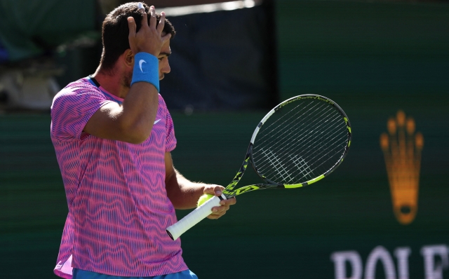 INDIAN WELLS, CALIFORNIA - MARCH 14: Carlos Alcaraz of Spain is stung by a swam of bees that invaded the court whilst playing against Alexander Zverev of Germany in their Quarterfinal match during the BNP Paribas Open at Indian Wells Tennis Garden on March 14, 2024 in Indian Wells, California.   Clive Brunskill/Getty Images/AFP (Photo by CLIVE BRUNSKILL / GETTY IMAGES NORTH AMERICA / Getty Images via AFP)