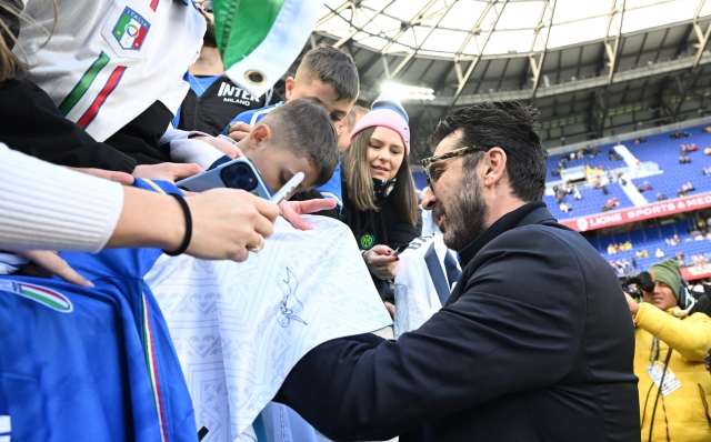 HARRISON, NEW JERSEY - MARCH 24: Gianluigi Buffon signs autographs prior to the International Friendly match between Ecuador and Italy at Red Bull Arena on March 24, 2024 in Harrison, New Jersey.   Claudio Villa/Getty Images/AFP (Photo by CLAUDIO VILLA / GETTY IMAGES NORTH AMERICA / Getty Images via AFP)