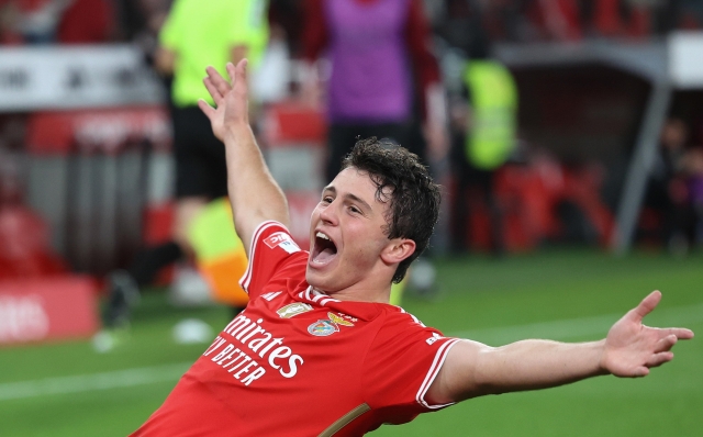 epaselect epa11250213 SL Benfica Joao Neves celebrates after scoring the 1-0 lead goal during the Portuguese First League soccer match between SL Benfica and GD Chaves at Luz Stadium in Lisbon, Portugal, 29 March 2024.  EPA/MANUEL DE ALMEIDA