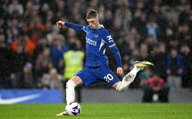 LONDON, ENGLAND - APRIL 04: Cole Palmer of Chelsea scores his team's third goal from a penalty kick during the Premier League match between Chelsea FC and Manchester United at Stamford Bridge on April 04, 2024 in London, England. (Photo by Shaun Botterill/Getty Images) (Photo by Shaun Botterill/Getty Images)