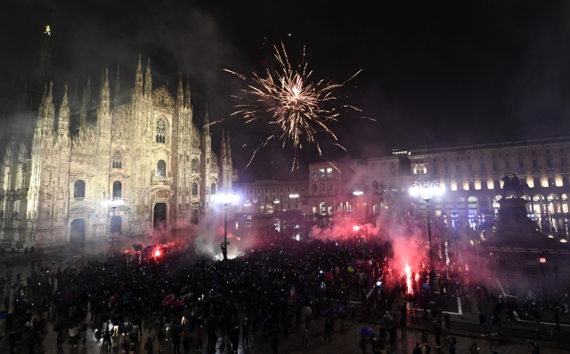 MILAN, ITALY - APRIL 22: Supporters of FC Internazionale celebrate winnining the Serie A title at Piazza Duomo on April 22, 2024 in Milan, Italy. (Photo by Pier Marco Tacca - Inter/Inter via Getty Images)