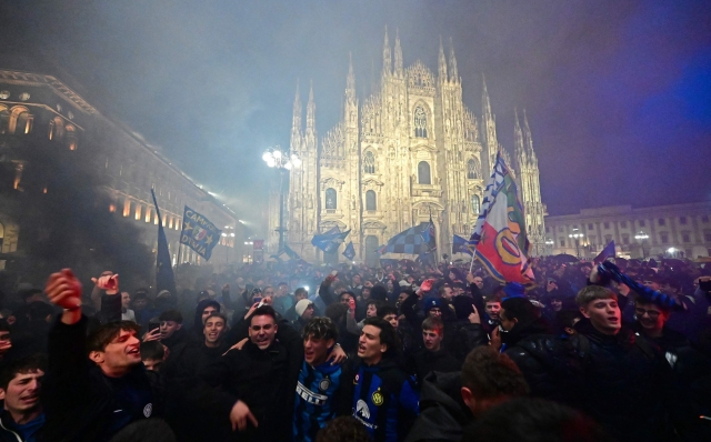 TOPSHOT - Inter Milan's supporters celebrate winning the 2024 Scudetto championship title at the Piazza del Duomo in central Milan, on April 22, 2024, after Inter Milan won the Italian Serie A football match against AC Milan. (Photo by Piero CRUCIATTI / AFP)