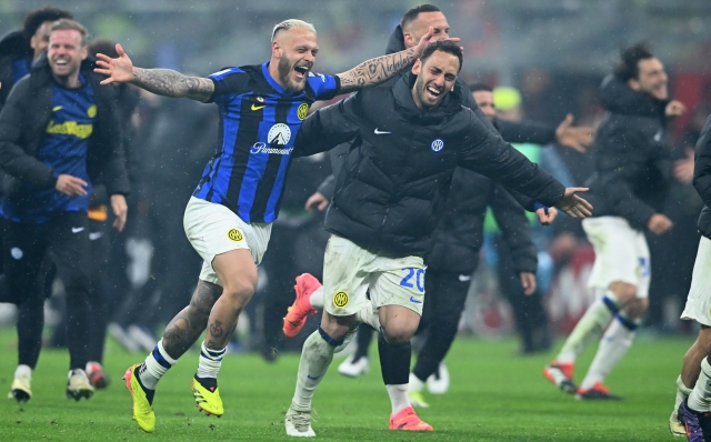 MILAN, ITALY - APRIL 22: Federico Dimarco and Hakan Calhanoglu of FC Internazionale celebrate winning the 2024 Scudetto championship title, after the Serie A TIM match between AC Milan and FC Internazionale at Stadio Giuseppe Meazza on April 22, 2024 in Milan, Italy. (Photo by Mattia Pistoia - Inter/Inter via Getty Images)