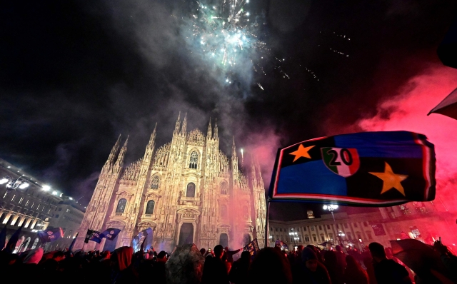 Inter Milan's supporters celebrate winning the 2024 Scudetto championship title for the 20th time at the Piazza del Duomo in central Milan, on April 22, 2024, after Inter Milan won the Italian Serie A football match against AC Milan. (Photo by Piero CRUCIATTI / AFP)