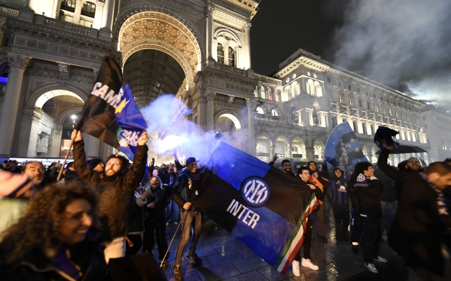 MILAN, ITALY - APRIL 22: Supporters of FC Internazionale celebrate winnining the Serie A title at Piazza Duomo on April 22, 2024 in Milan, Italy. (Photo by Pier Marco Tacca - Inter/Inter via Getty Images)