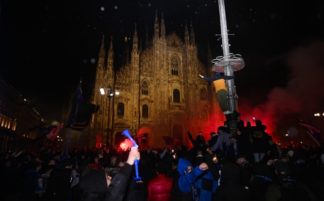 MILAN, ITALY - APRIL 22: FC Internazionale Fans Celebrate winning The Serie A Title on April 22, 2024 in Milan, Italy. (Photo by Stefano Guidi/FC Internazionale/Inter via Getty Images)