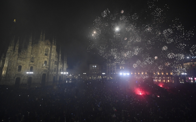 MILAN, ITALY - APRIL 22: FC Internazionale fans celebrate winning The Serie A Title on April 22, 2024 in Milan, Italy. (Photo by Stefano Guidi/FC Internazionale/Inter via Getty Images)