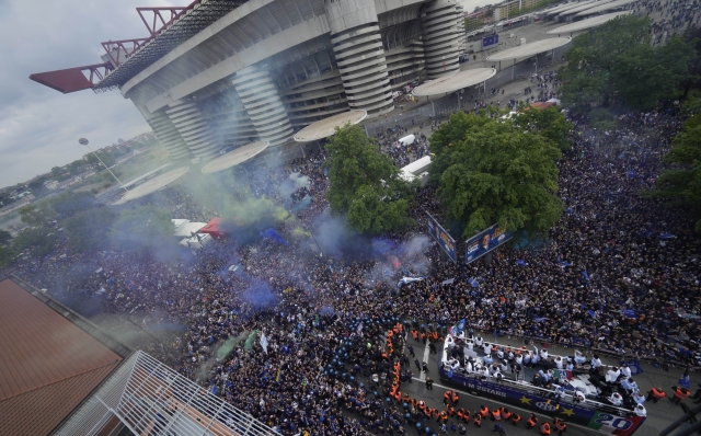 Thousands of fans cheer as a bus carries the triumphant Inter Milan soccer team players celebrating their 20th Italian Serie A top league title, in Milan, Italy, Sunday, April 28, 2024. (AP Photo/Luca Bruno)