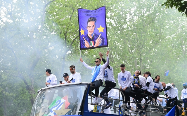Inter Milan's Argentine forward #10 Lautaro Martinez (C) celebrates with teammates and staff during a parade to celebrate the 'scudetto' after the Italian Serie A football match between Inter Milan and Torino in Milan,  on April 28, 2024. Inter clinched their 20th Scudetto with a 2-1 victory over AC Milan on April 22, 2024. (Photo by Piero CRUCIATTI / AFP)