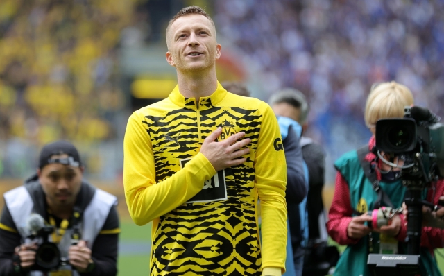 epaselect epa11350217 Dortmund's Marco Reus reacts prior to the German Bundesliga soccer match between Borussia Dortmund and SV Darmstadt 98 in Dortmund, Germany, 18 May 2024.  EPA/FRIEDEMANN VOGEL CONDITIONS - ATTENTION: The DFL regulations prohibit any use of photographs as image sequences and/or quasi-video.