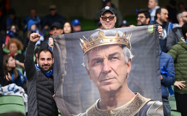 DUBLIN, IRELAND - MAY 22: Fans of Atalanta BC pose for a photo whilst holding a flag picturing Gian Piero Gasperini, Head Coach of Atalanta BC, wearing a crown prior to the UEFA Europa League 2023/24 final match between Atalanta BC and Bayer 04 Leverkusen at Dublin Arena on May 22, 2024 in Dublin, Ireland. (Photo by Michael Regan/Getty Images)