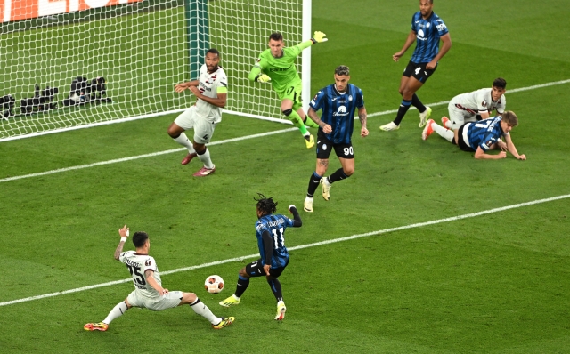 DUBLIN, IRELAND - MAY 22: Ademola Lookman of Atalanta BC scores his team's first goal during the UEFA Europa League 2023/24 final match between Atalanta BC and Bayer 04 Leverkusen at Dublin Arena on May 22, 2024 in Dublin, Ireland. (Photo by Mike Hewitt/Getty Images)