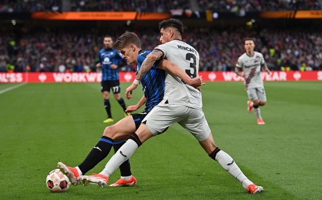 Atalanta's Belgian midfielder #17 Charles De Ketelaere (L) fights for the ball with Bayer Leverkusen's Ecuadorian defender #03 Piero Hincapie (R) during the UEFA Europa League final football match between Atalanta and Bayer Leverkusen at the Dublin Arena stadium, in Dublin, on May 22, 2024. (Photo by Glyn KIRK / AFP)