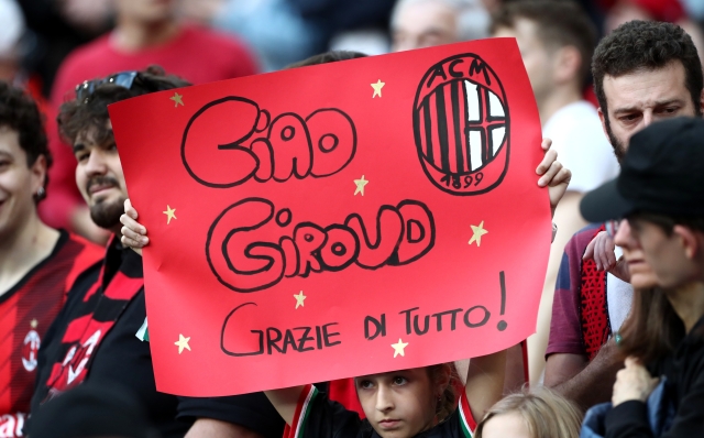 MILAN, ITALY - MAY 25: A AC Milan fan holds up a sign which reads "Hi Giroud, Thanks For Everything" prior to the Serie A TIM match between AC Milan and US Salernitana at Stadio Giuseppe Meazza on May 25, 2024 in Milan, Italy. (Photo by Marco Luzzani/Getty Images)
