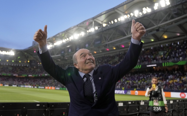 Fiorentina President Rocco Commisso gesture to club fans from the field ahead of the Conference League Final soccer match between Olympiacos FC and ACF Fiorentina at OPAP Arena in Athens, Greece, Wednesday, May 29, 2024. (AP Photo/Petros Giannakouris)