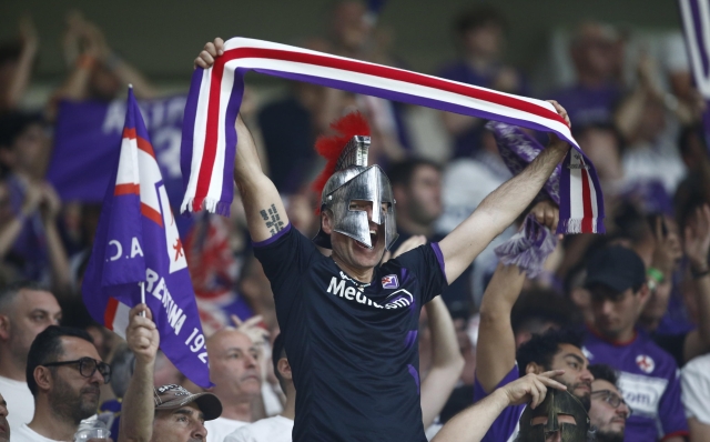 epa11378073 Fiorentina' s supporters cheer ahead of the UEFA Europa Conference League final soccer match of Olympiacos Piraeus against ACF Fiorentina, in Athens, Greece, 29 May 2024.  EPA/YANNIS KOLESIDIS