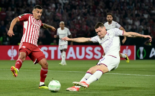 Olympiakos' Portuguese midfielder #06 Chiquinho fights for the ball with Fiorentina's Italian forward #20 Andrea Belotti during the UEFA Europa Conference League final football match between Olympiakos and Fiorentina at the AEK Arena in Athens on May 29, 2024. (Photo by Aris MESSINIS / AFP)