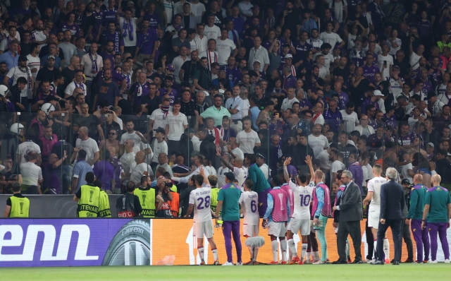 ATHENS, GREECE - MAY 29: The players of ACF Fiorentina react towards fans of ACF Fiorentina as police are seen at half-time during the UEFA Europa Conference League 2023/24 final match between Olympiacos FC and ACF Fiorentina at AEK Arena on May 29, 2024 in Athens, Greece. (Photo by Michael Steele/Getty Images)