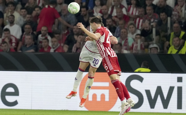 Olympiacos' Panagiotis Retsos and Fiorentina's Andrea Belotti clash heads during the Conference League final soccer match between Olympiacos FC and ACF Fiorentina at OPAP Arena in Athens, Greece, Wednesday, May 29, 2024. (AP Photo/Petros Giannakouris)